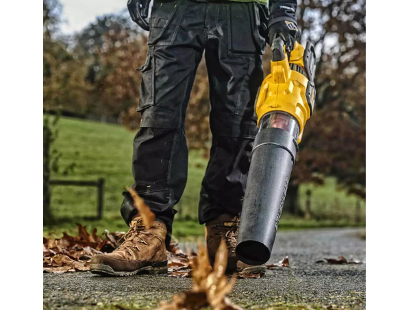 Máy thổi lá giúp làm sạch bụi, lá cây khô hiệu quả Máy thổi lá dùng pin