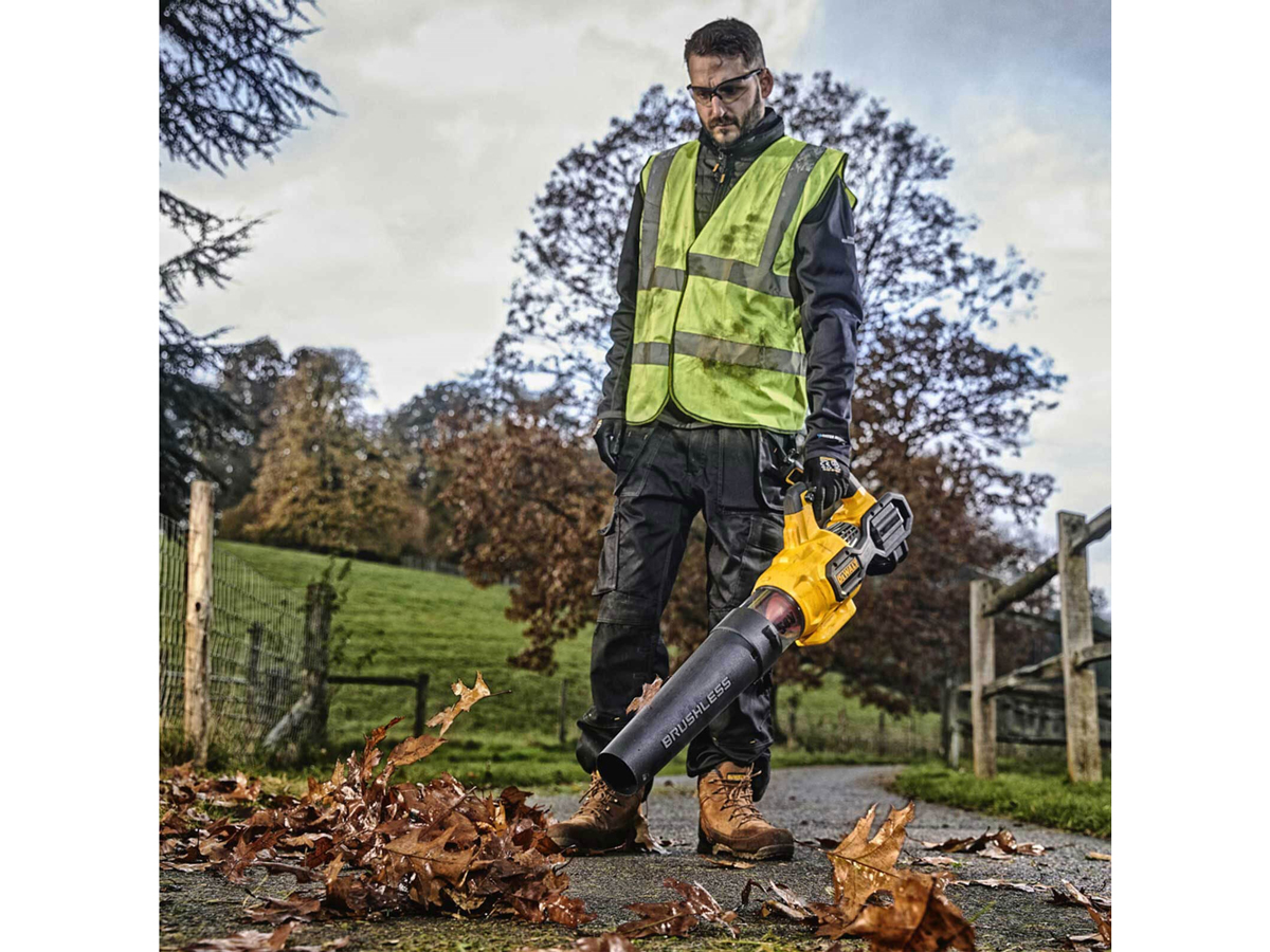 DCMBA572T1 có lưu lượng gió thổi lớn DCMBA572T1