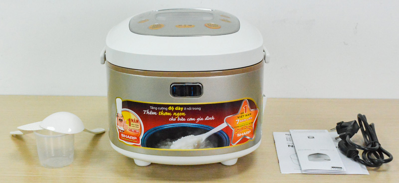 nồi cơm điện Sharp 1,8 lít KS TH18 có thiết kế hiện đại