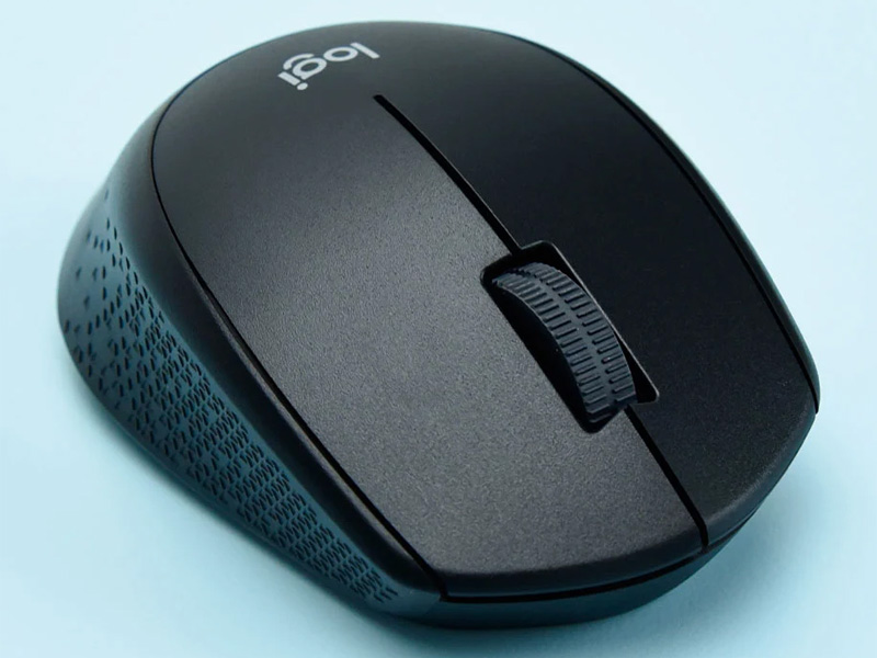 Bên sườn chuột có các lỗ thông gió hình tam giác giúp bám dính tốt hơn, đỡ mỏi tay  