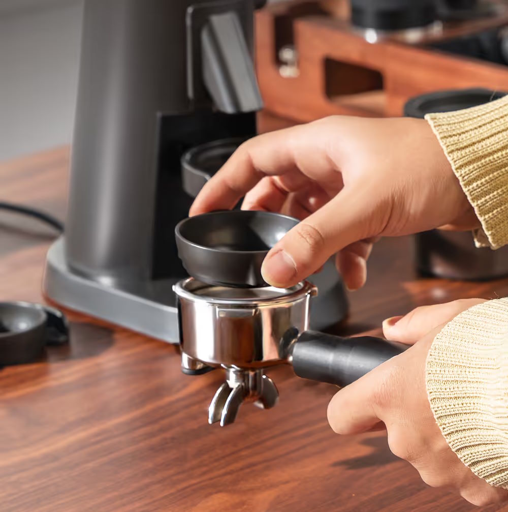 Phễu đong chuyên dụng – hạn chế vương vãi tối đa Máy xay cà phê Winci