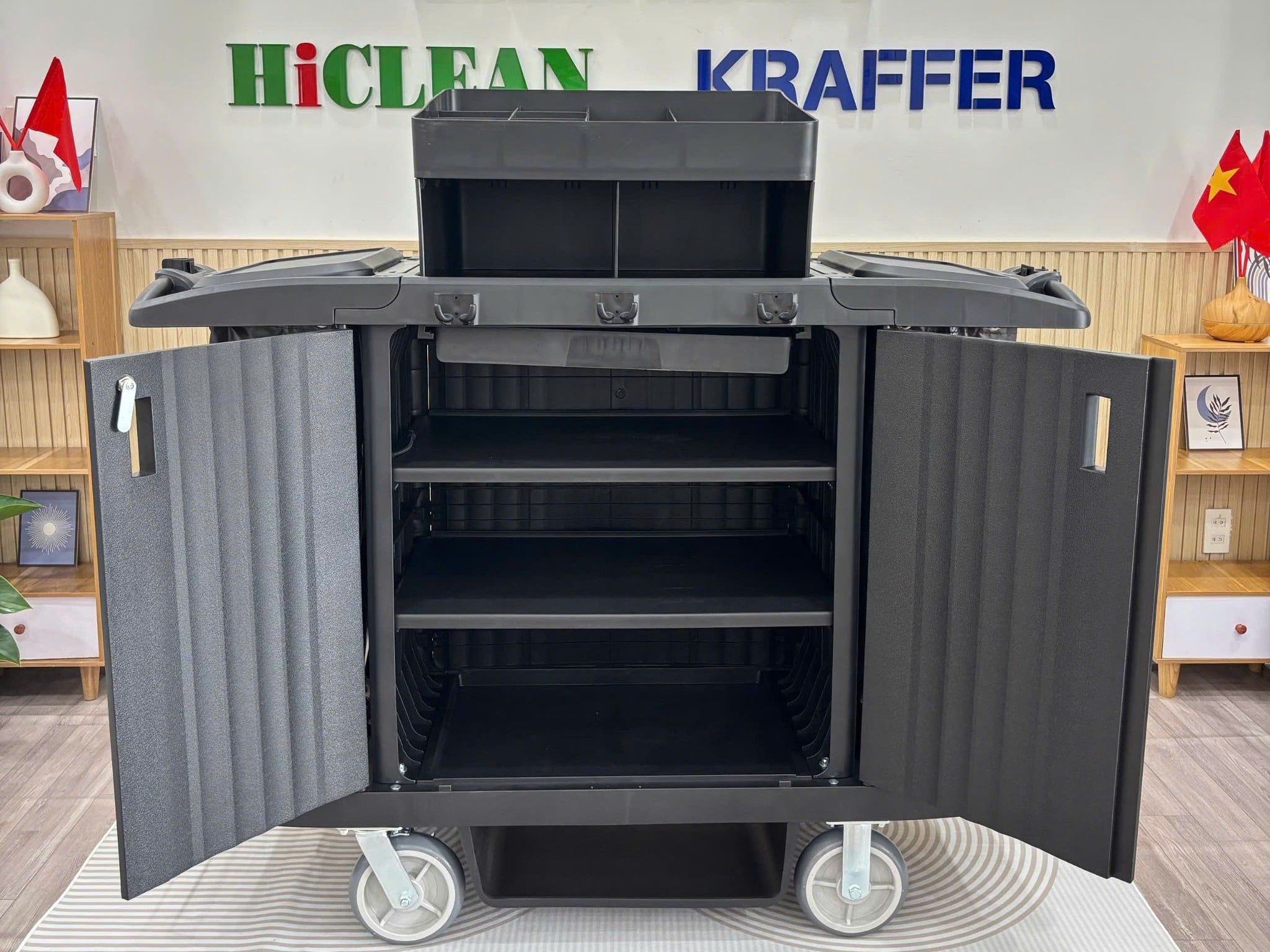 Xe đẩy dọn phòng khách sạn có màu sắc trang nhã Xe đẩy dọn phòng khách sạn