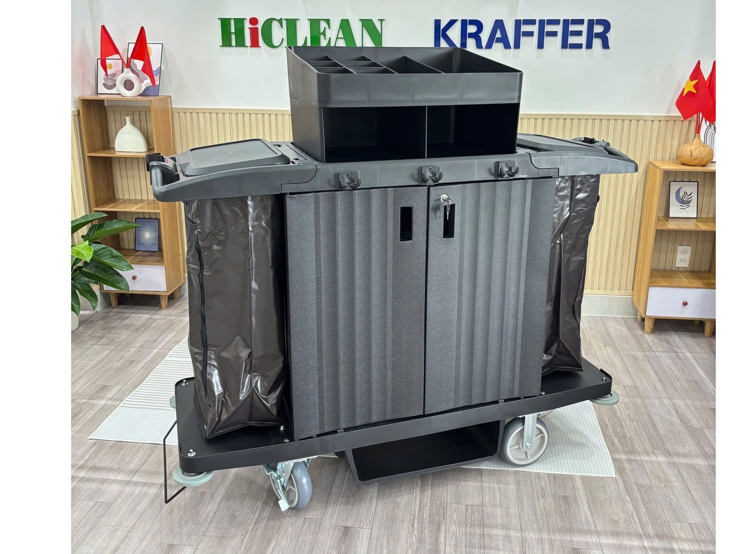 HiClean HC172A di chuyển với 4 bánh xe HiClean HC172A