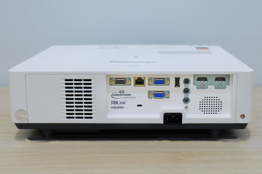Panasonic PT-LMZ460 đa dạng cổng kết nối ở mặt sau Panasonic PT-LMZ460