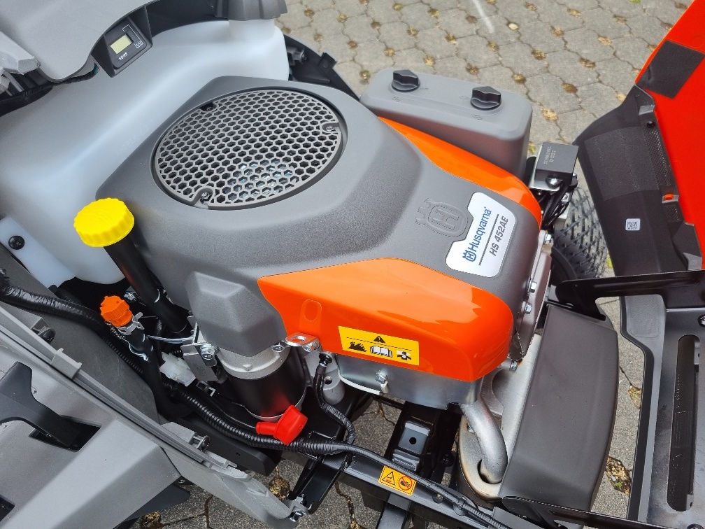 Husqvarna TC 114 có thùng gom cỏ 250 lít Husqvarna TC 114