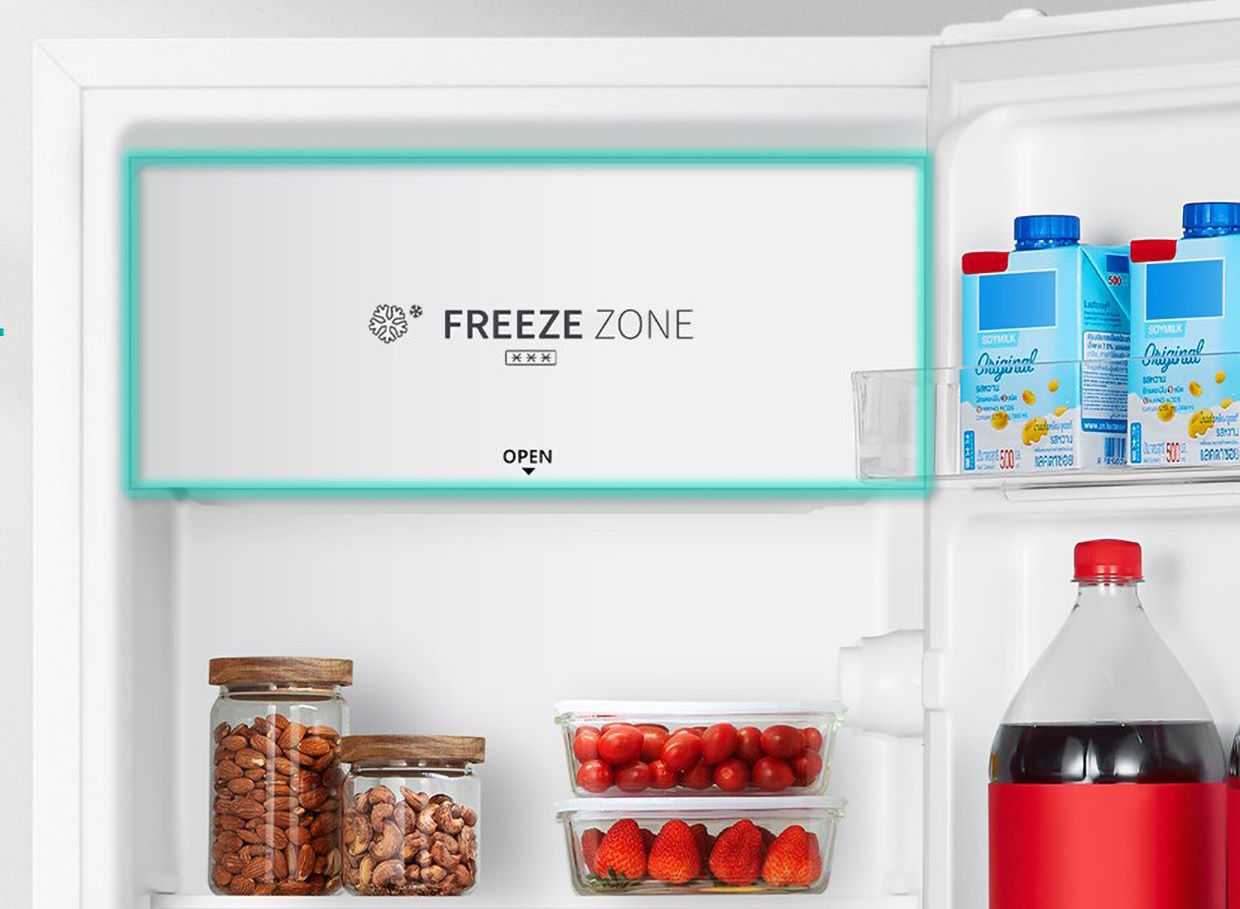 Ngăn đông riêng biệt – Bảo quản thực phẩm hiệu quả Tủ lạnh Hisense 82 lít RR106D4EBN