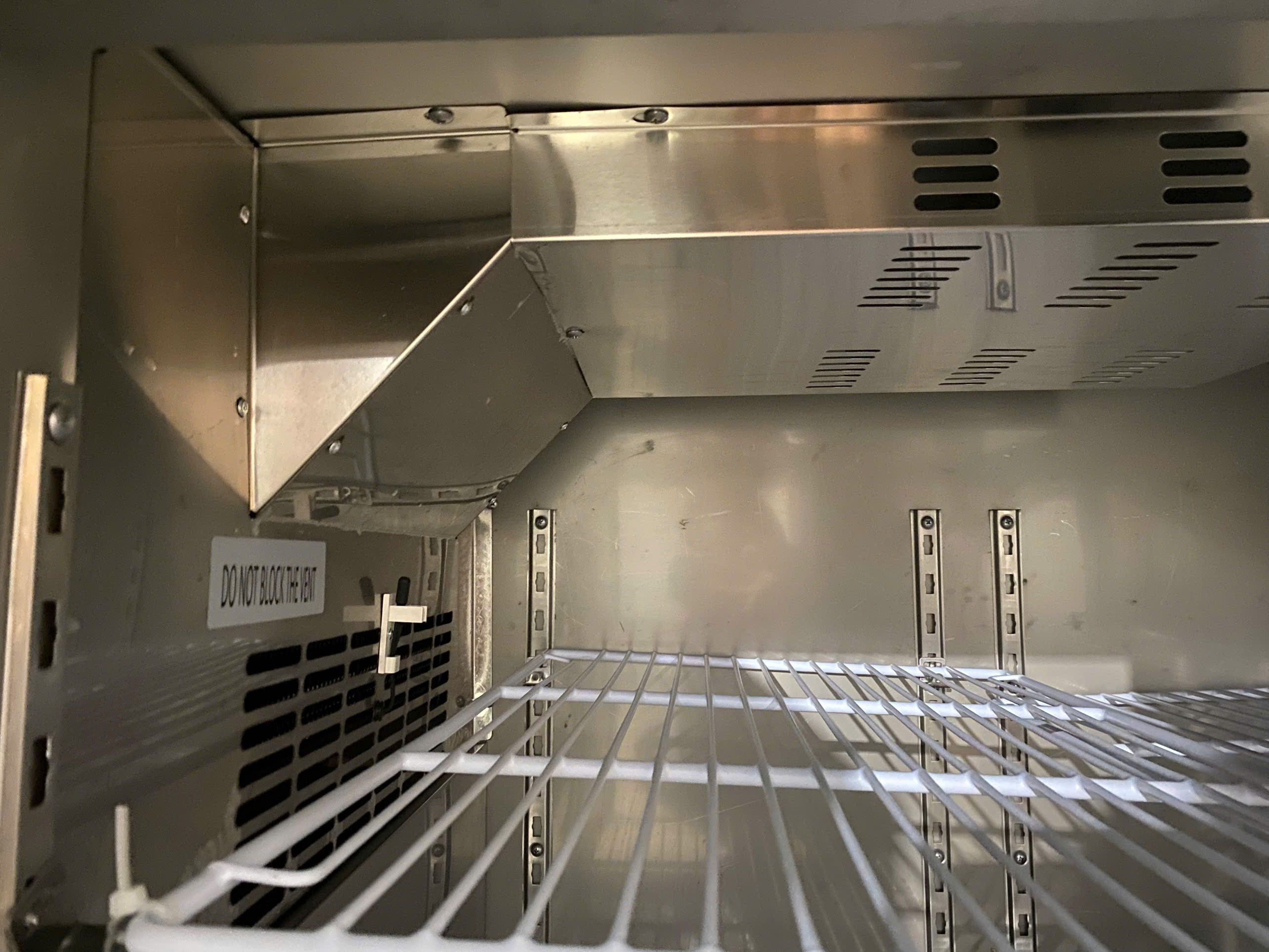 Làm lạnh quạt gió – Nhiệt độ ổn định từ 2°C đến 8°C Bàn mát TurboGold TG-15UC