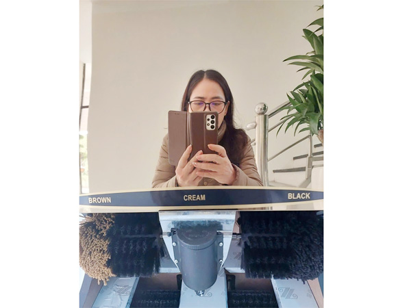 Hình ảnh thực tế khách hàng sử dụng Máy đánh giày tự động model Apus A8