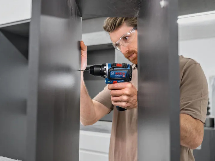 Máy khoan bắt vít dùng pin  