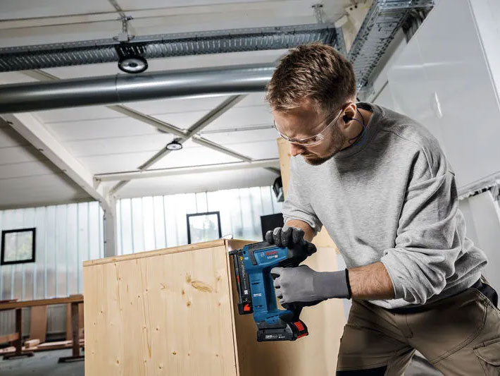 Máy bắn đinh vào gỗ  