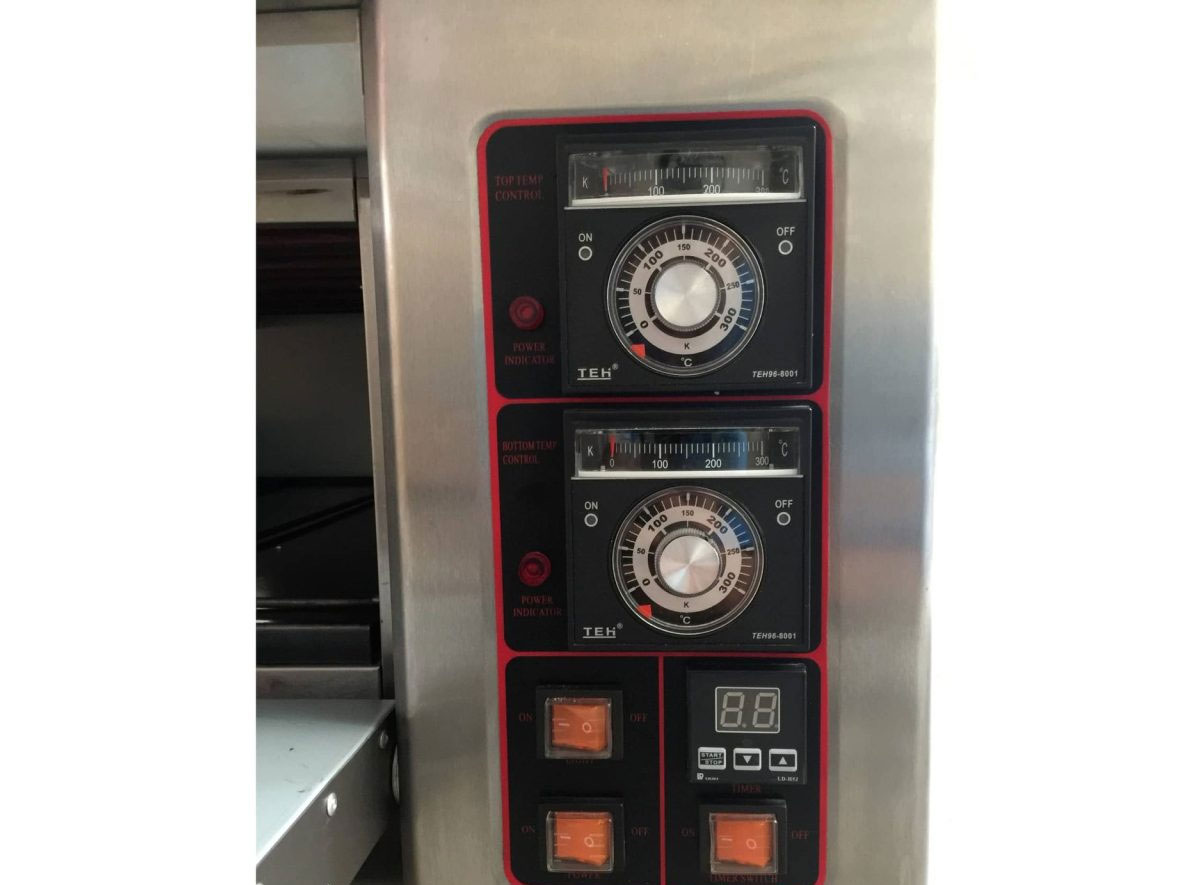 Lò nướng Berjaya dễ chỉnh nhiệt độ nhờ màn hình và núm vặn Lò nướng Berjaya