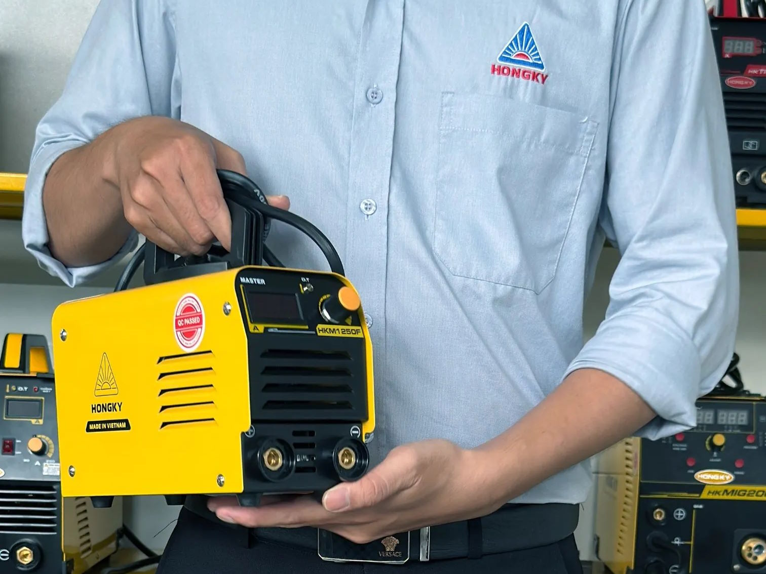 Thiết kế nhỏ gọn – Dễ mang theo, dễ cất giữ Máy hàn que Hồng Ký