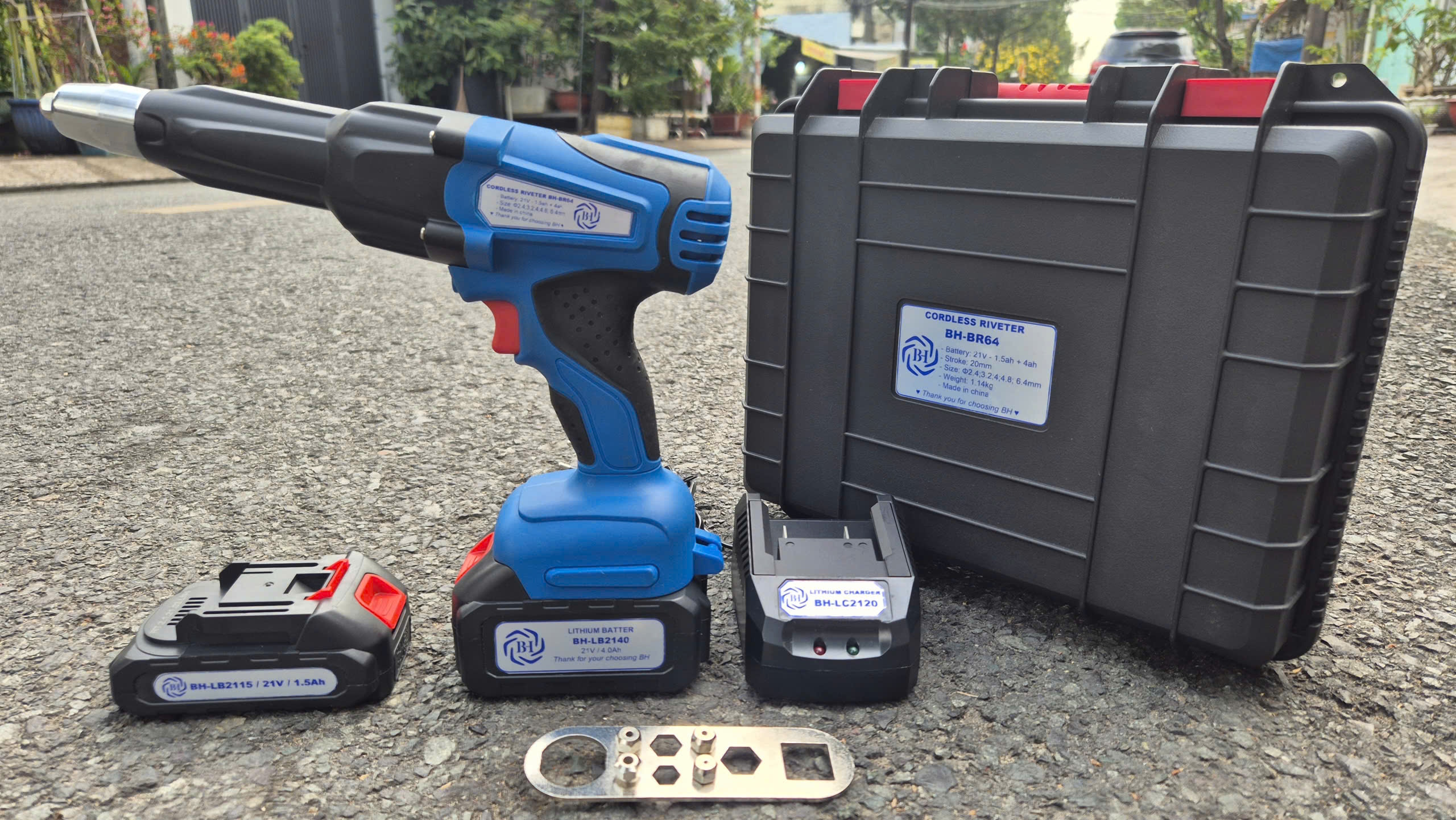 Máy rút Rive dùng pin BH-BR64