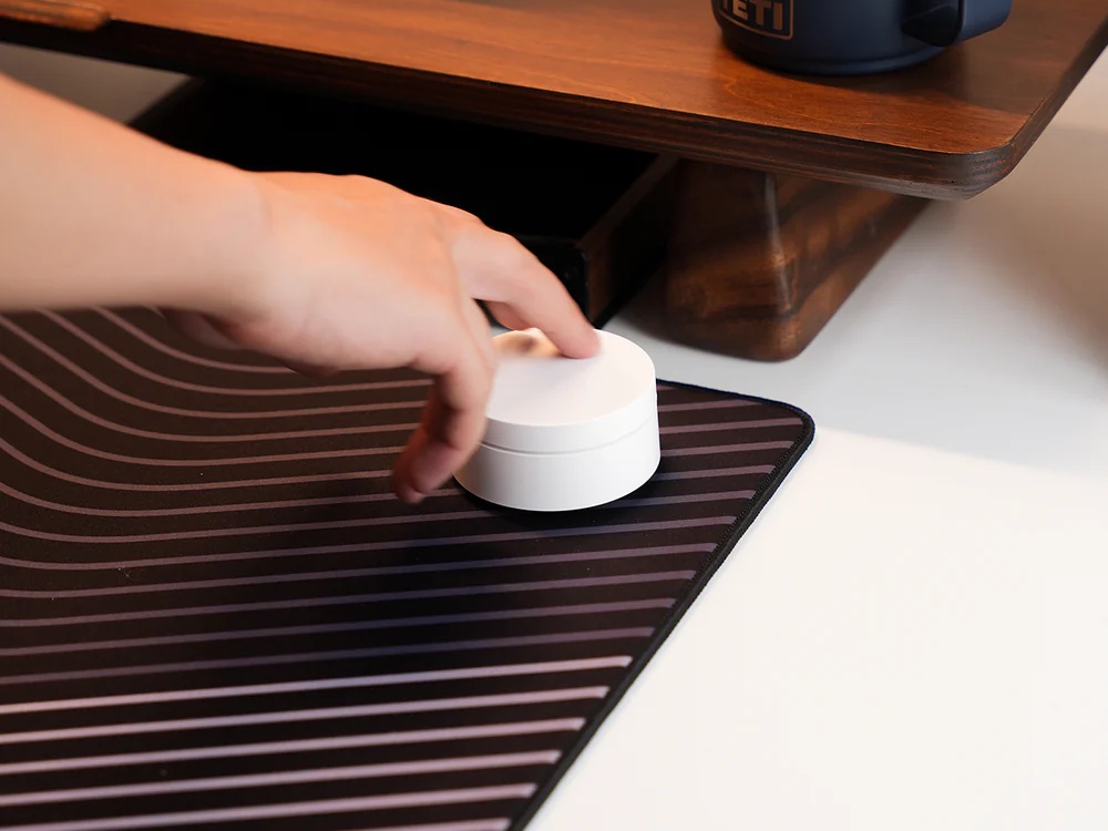 Đèn bàn Led có bộ điều khiển xoay không dây Đèn bàn Led