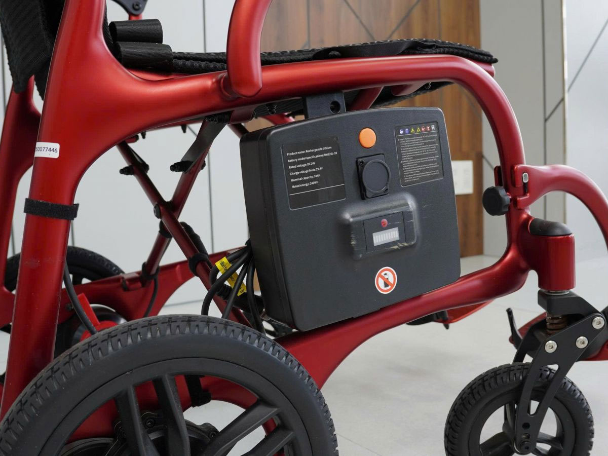 Xe lăn điện Lucass  