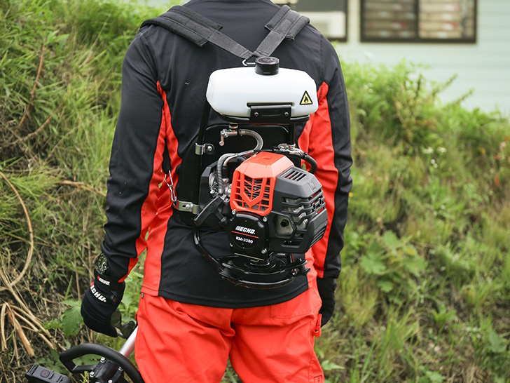 Máy cắt cỏ đeo lưng  