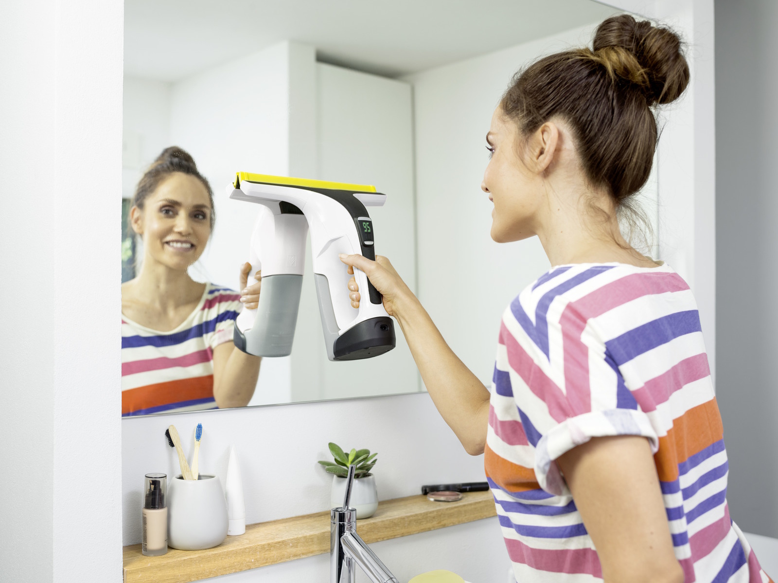 Máy lau kính dùng pin sẽ hiển thị thời gian sử dụng pin Máy lau kính dùng pin