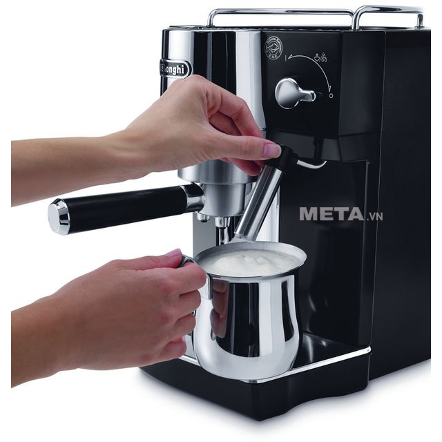 Máy phà cà phê Delonghi EC820.B có chức năng đánh sữa làm Cappuccino tuyệt hảo