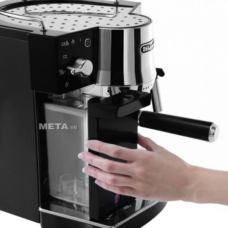 Delonghi EC820.B tích hợp bộ lọc để loại bỏ cặn, nâng cao chất lượng cà phê và hiệu suất hoạt động của máy