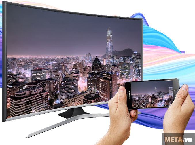 Tivi màn hình cong Samsung 48 inch Full HD UA48J6300 với khả năng trình chiếu hình ảnh qua điện thoại.