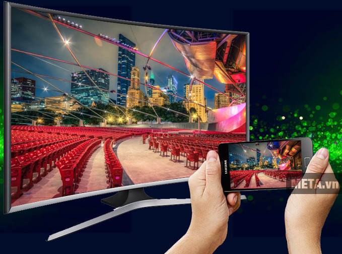 Tivi màn hình cong Samsung 55 inch Full HD UA55J6300 với khả năng trình chiếu hình ảnh qua di động.