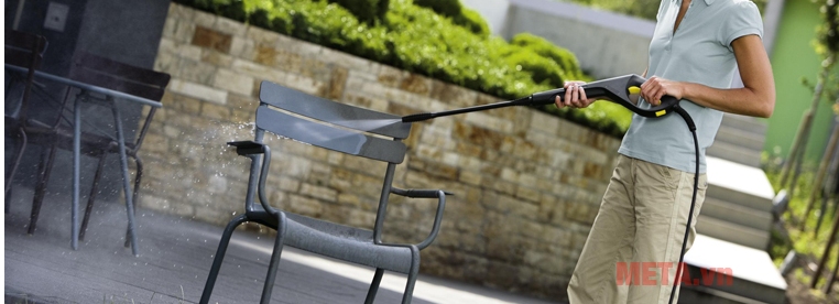 Máy rửa xe Karcher K2 Compact 1400W sử dụng dễ dàng.