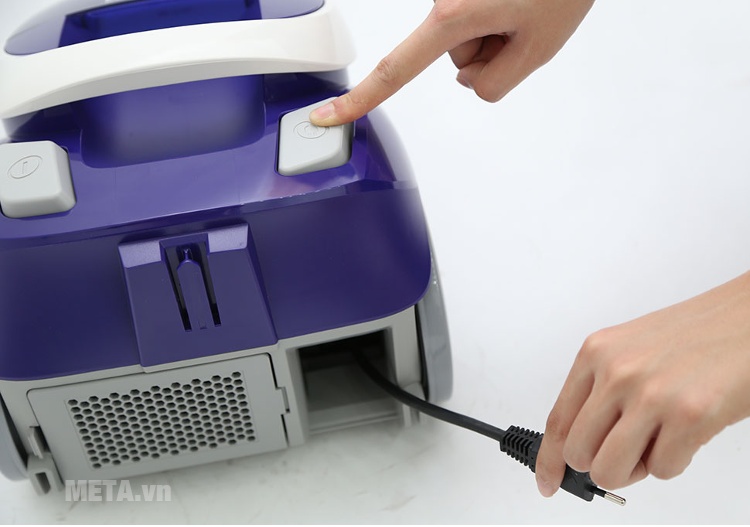 Máy hút bụi của Panasonic có nút điều khiển thu gọn dây điện an toàn, tiện lợi.