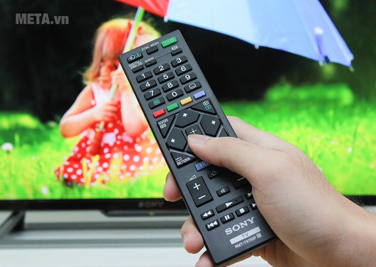 Với chiếc điều khiển thông minh của tivi Sony, bạn có thể xem bất kỳ kênh nào yêu thích.