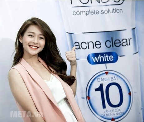 Sữa rửa mặt Pond's ngăn ngừa mụn cho bạn gái tự tin tỏa sáng.