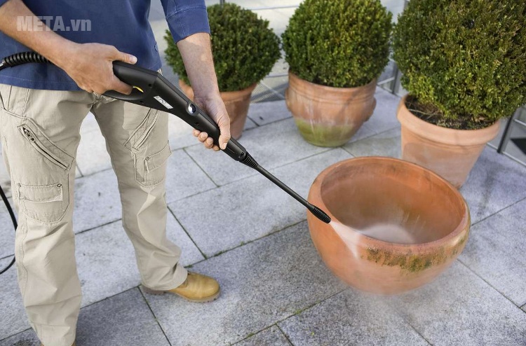 Máy rửa xe Karcher K1 giúp rửa trôi mọi bụi bẩn.