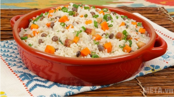 Gạo tám Xuân Đài Thái Dương 5kg đem đến bữa cơm ngon miệng cho cả gia đình.