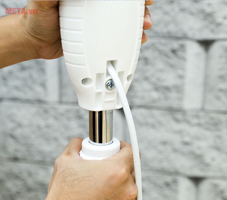 Quạt đứng Midea FS40-11V với thiết kế điều chỉnh độ cao.