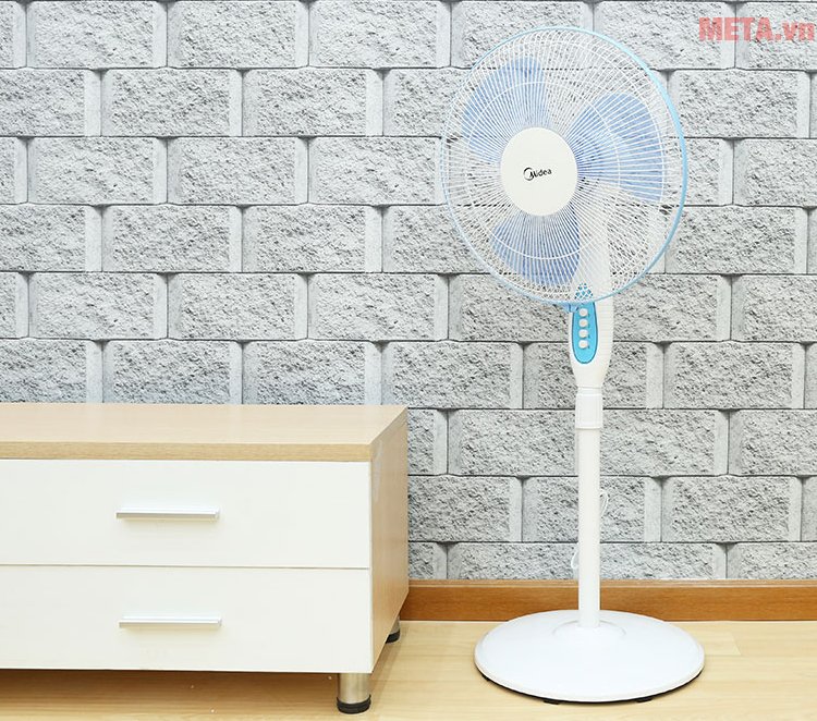 Quạt đứng Midea FS40-11V với thiết kế tinh tế, sang trọng.