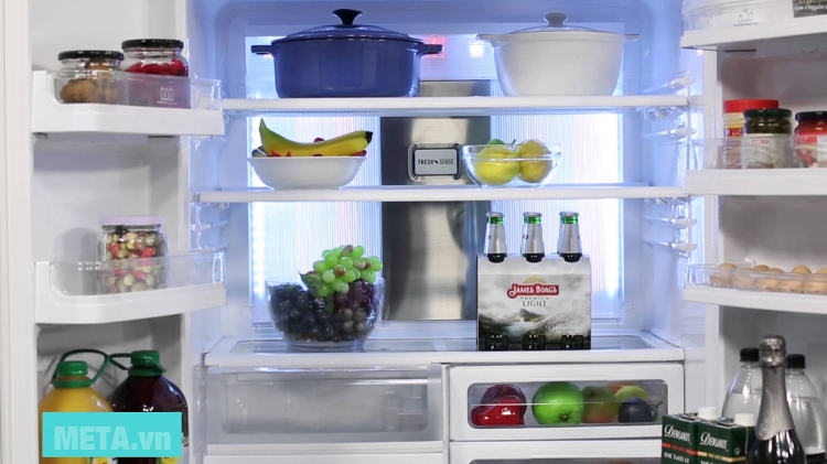 Tủ lạnh side by side 625 lít Electrolux EQE6807SD với dung tích tủ lớn.