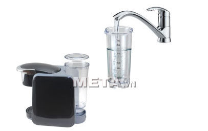 Đổ nước vào ngăn đựng nước của máy pha cà phê viên nén Nesso K-cup