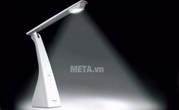 Đèn bàn có góc chiếu sáng rộng