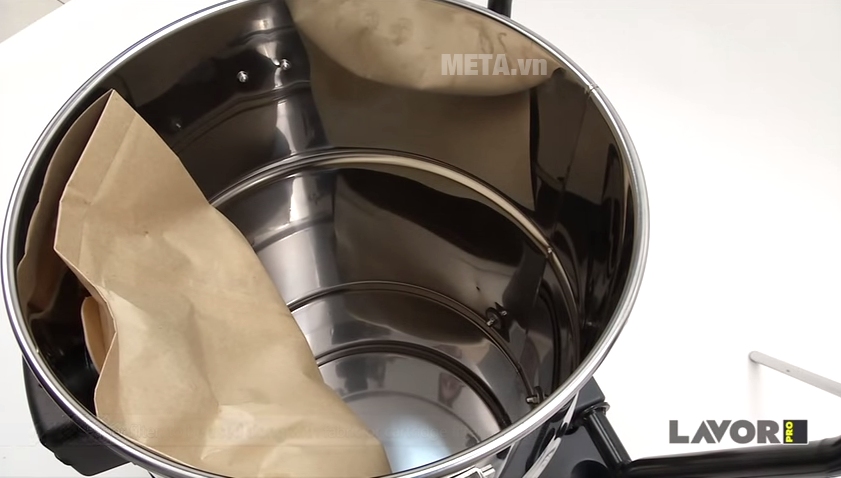 Thùng chứa của máy hút bụi công nghiệp khô và ướt Lavor Taurus IR dễ dàng tháo lắp đậy để đổ rác.