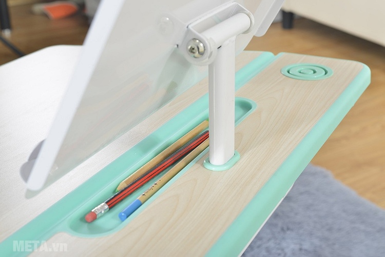 Kệ sách cố định Best Desk với chốt có thể gắn vào bàn học.