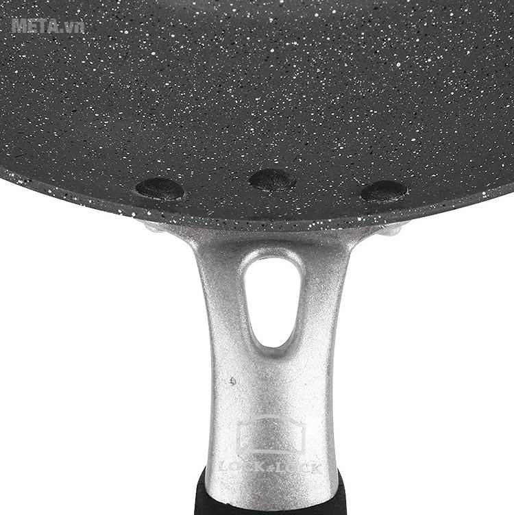 Chảo đá sâu lòng Cookplus 28cm Lock&Lock LHB6285-IH thiết kế tay cầm chắc chắn. Chảo đá sâu lòng Cookplus 28cm Lock&Lock LHB6285-IH thiết kế tay cầm chắc chắn.