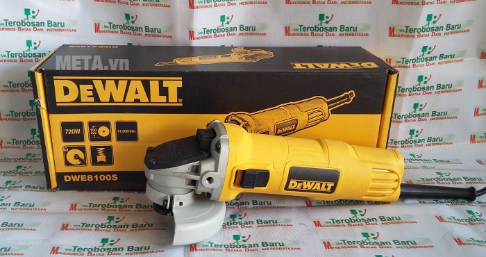 Máy mài góc 100mm 720W DeWalt DWE8100S có trọng lượng nhẹ và tay cầm vừa vặn.