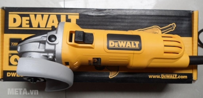 Máy mài góc 100mm 720W DeWalt DWE8100S thiết kế công tắc trượt hông.