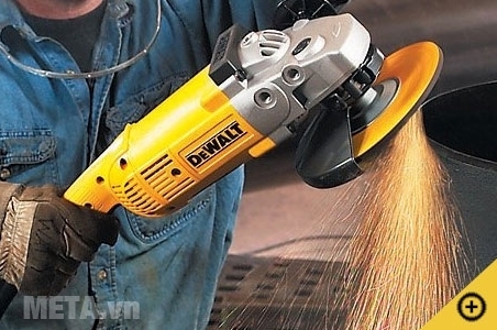 Máy mài góc 180mm 2.200W DeWalt D28413 dễ dàng điều khiển và kiểm soát đường mài.