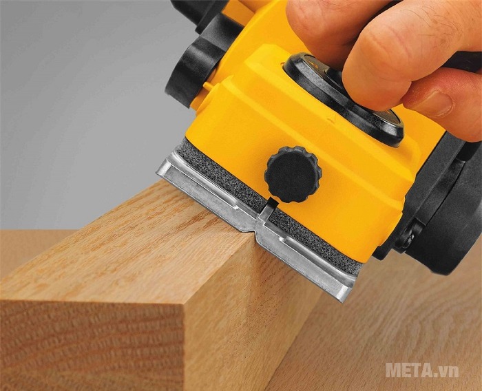 Máy bào cầm tay DeWalt D26676 cho đường bào gỗ thật nhẵn mịn.