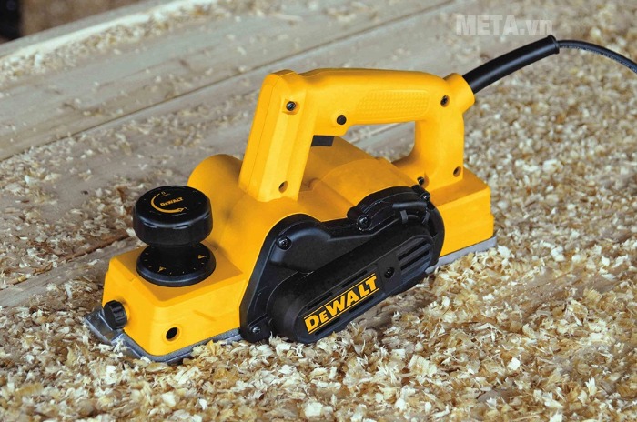 Máy bào cầm tay DeWalt D26676 nhỏ gọn nhưng hoạt động mạnh mẽ.