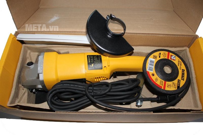 Máy mài góc 125mm 1.400W DeWalt DW830 có dây điện được bọc an toàn, chống điện giật.