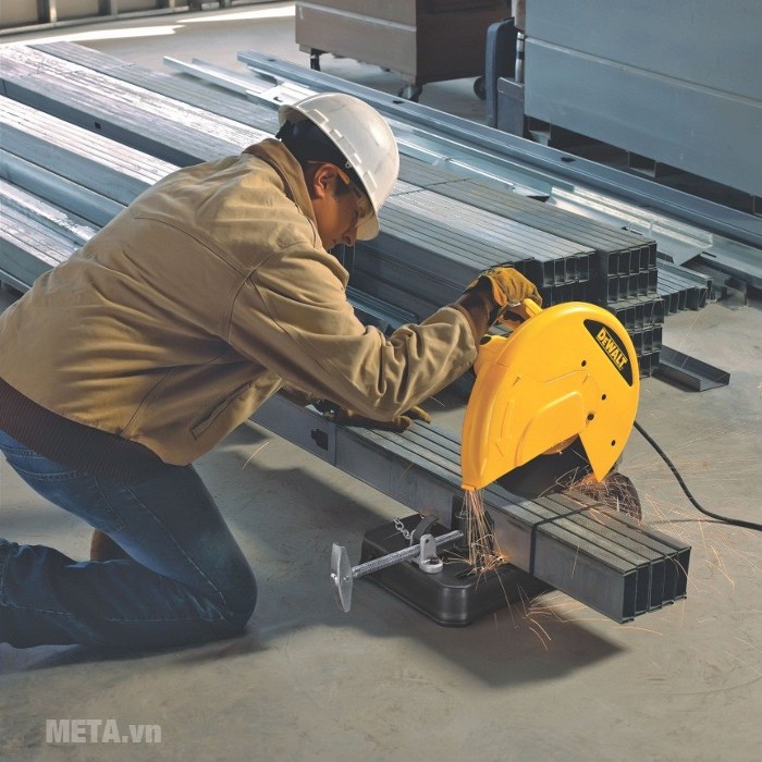 Máy cắt sắt DeWalt D28720 cho đường cắt chính xác, nhanh và gọn.