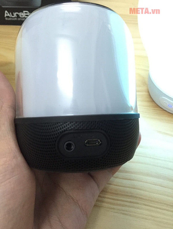 Loa Divoom AuraBulb với cổng jack cắm.