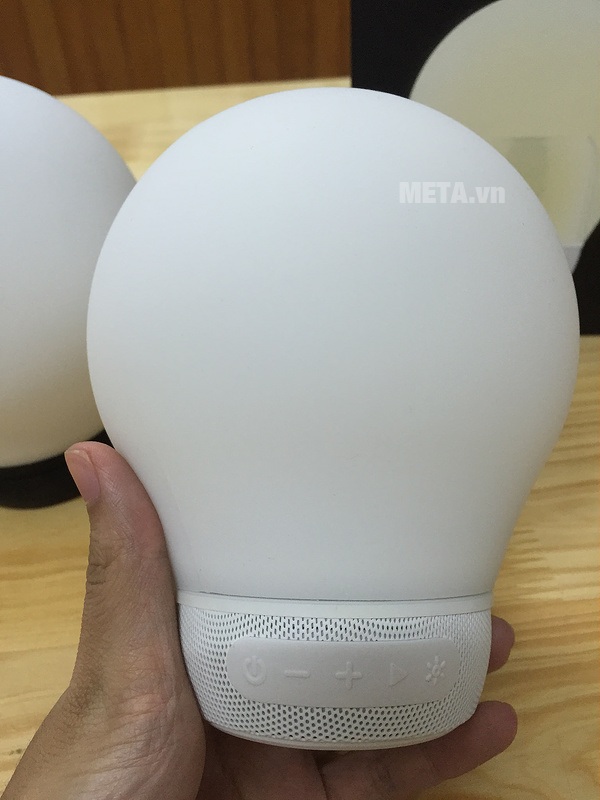 Loa Divoom AuraBulb với phím nguồn trên thân đèn.