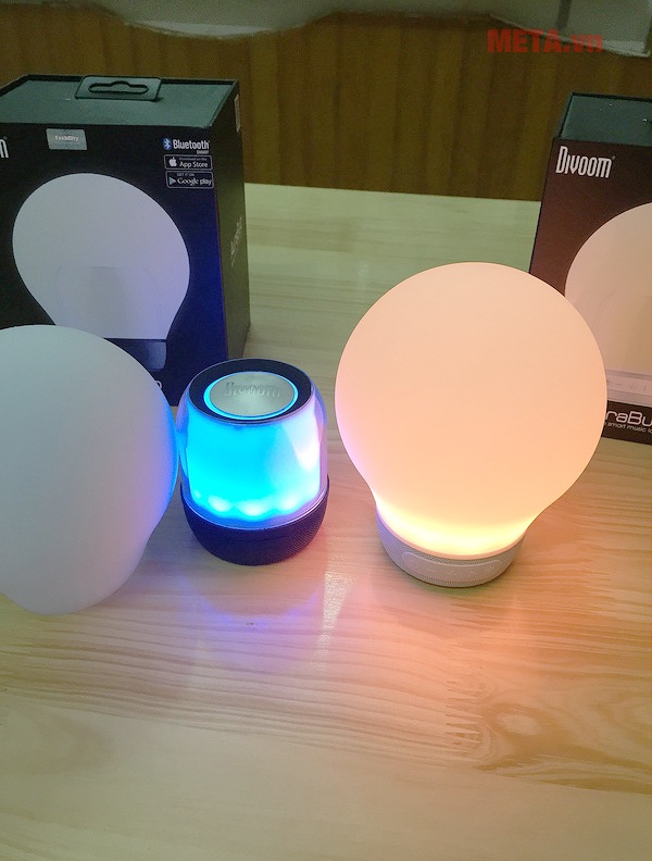 Loa Divoom AuraBulb có thể biến đổi màu sắc.