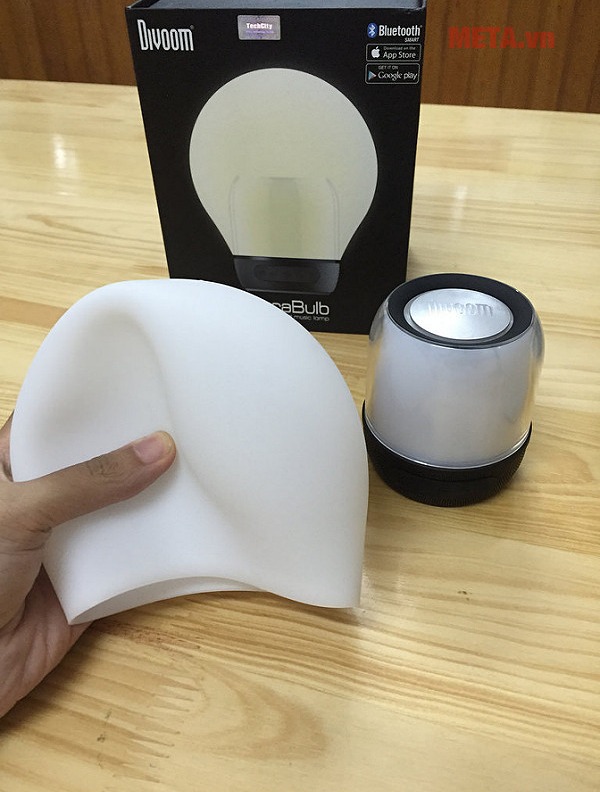 Loa Divoom AuraBulb với lớp vỏ ngoài được làm bằng silicon dẻo.